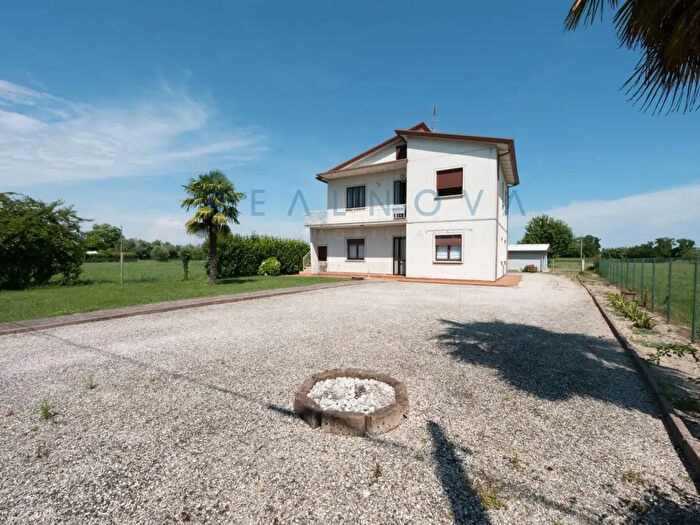 Casa con 8 locali in vendita in Via Massaua, Jesolo