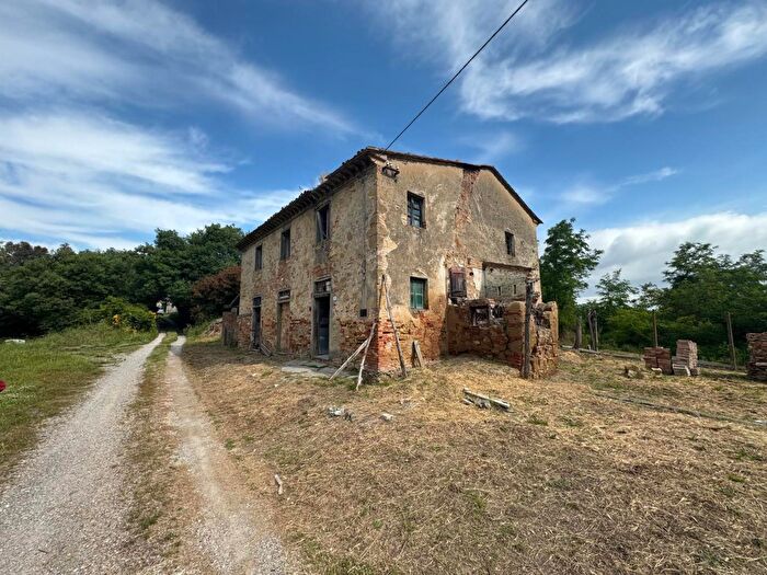 Casa con 8 locali in vendita in Fauglia