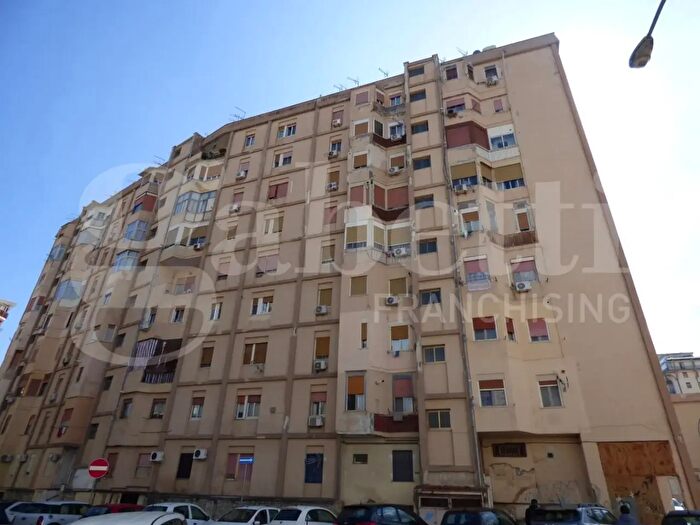 Appartamento trilocale in vendita in Piazzale Fratelli SantAnna, Palermo