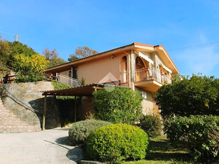 Casa con 6 locali in vendita in Viale Costanza dAltavilla, Ispani