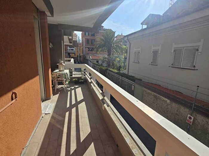Appartamento con 6 locali in affitto in Centro, Bordighera