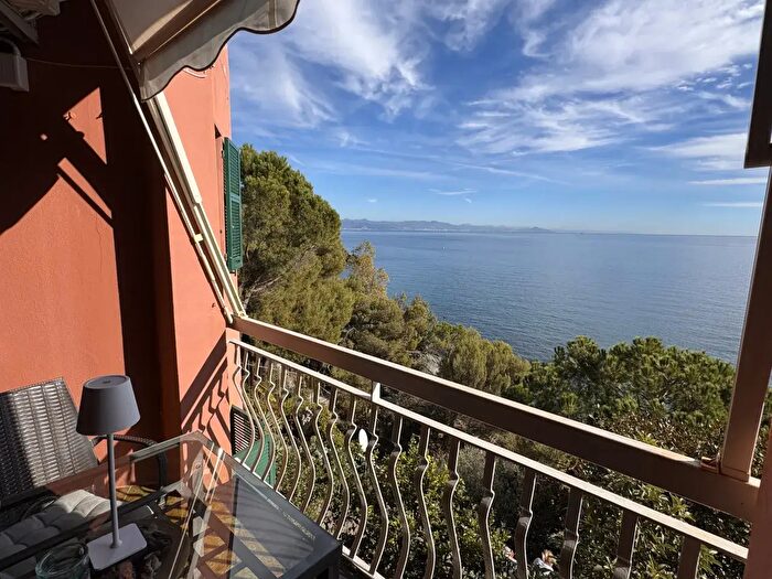 Appartamento quadrilocale in vendita in Via Pini dAleppo, Varazze