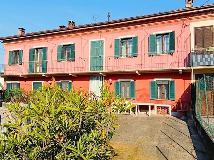 Casa con 9 locali in vendita in Monta