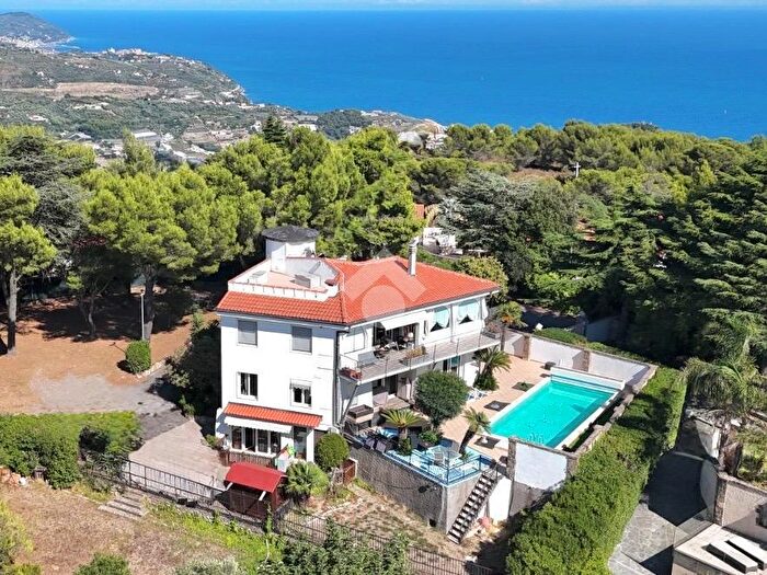 Casa con 11 locali in vendita in Strada S Antonio, Cipressa