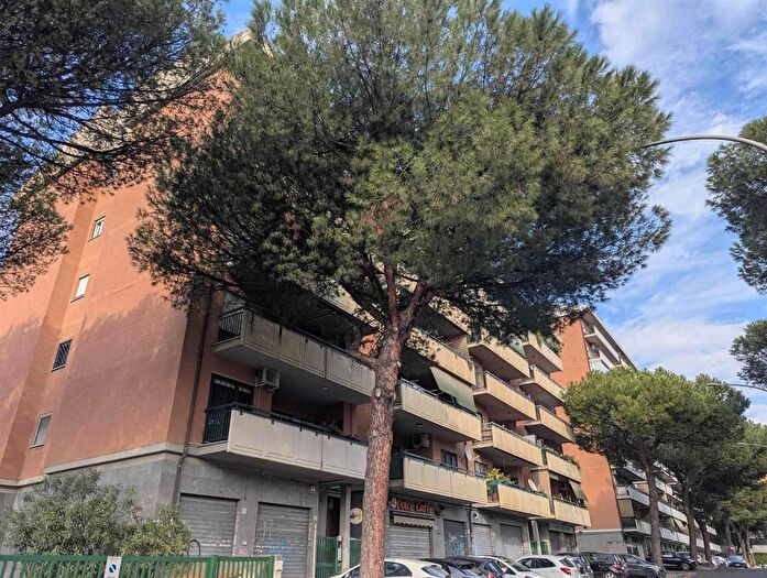 Appartamento trilocale in vendita in Via Francesco Gentile, Roma