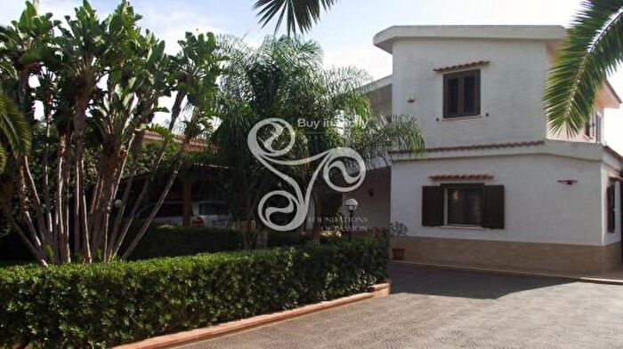 Casa con 6 locali in vendita in Via dellAnatra, Siracusa