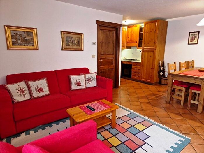 Appartamento quadrilocale in affitto in Via Guglielmo Marconi, Centro, Courmayeur