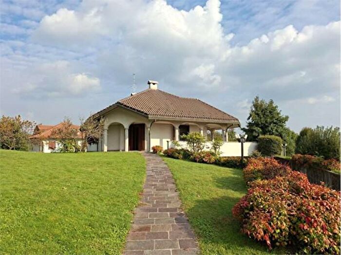 Casa con 6 locali in vendita in Cantu