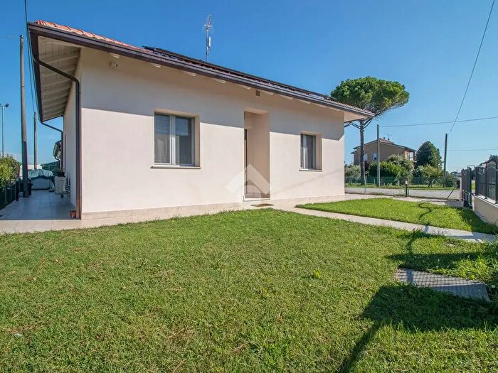 Casa con 6 locali in vendita in Via Nuova, Ravenna