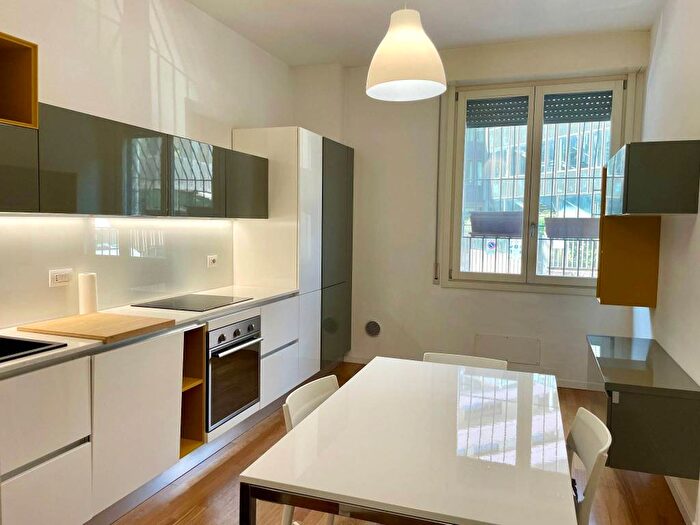 Appartamento trilocale in affitto in Via Abbadesse, Isola, Milano