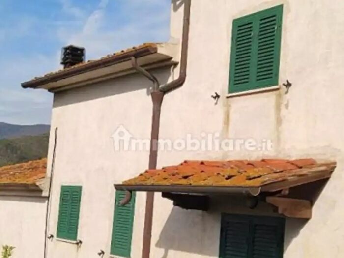 Casa con 9 locali in vendita in Calci
