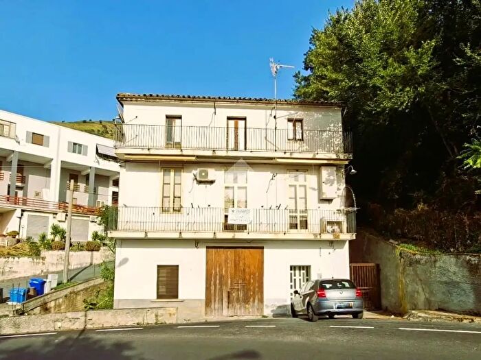 Casa con 10 locali in vendita in Viale Ippocrate, Paola