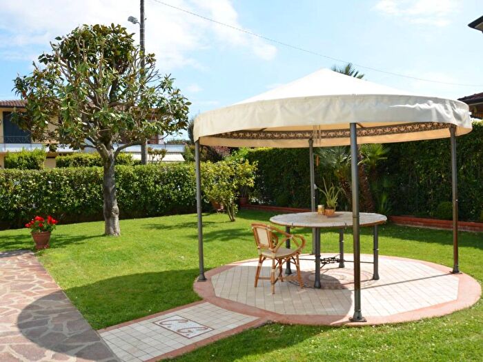 Appartamento con 6 locali in affitto in Via Carlo Pisacane, Pietrasanta