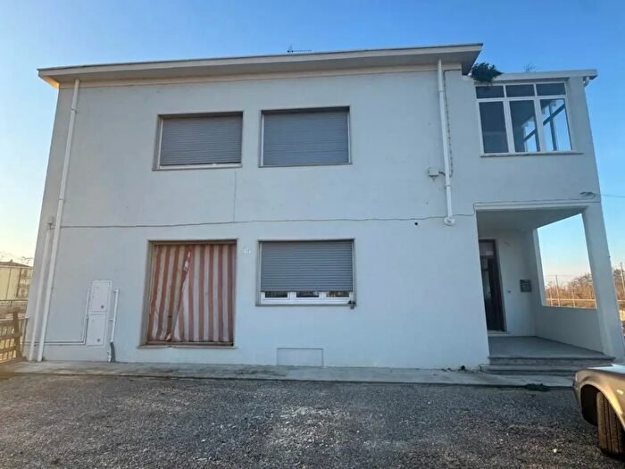 Casa con 8 locali in vendita in Strada Vecchia Vercelli, Casale Monferrato