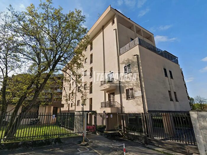Appartamento trilocale in vendita in Via Grassi, Milano