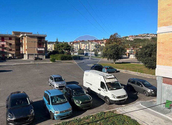 Appartamento con 7 locali in vendita in Via Luciano Calpurnio, Pozzuoli