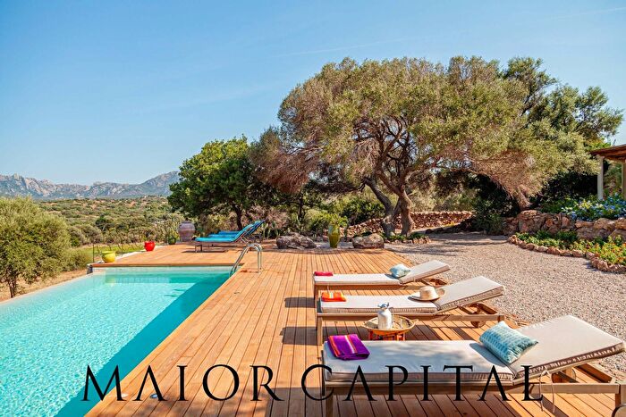 Casa con 5 locali in vendita in Via Cugnana Angolo Via Antonio Gala, Olbia