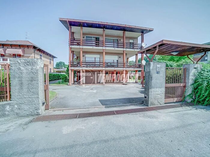 Casa con 5 locali in vendita in Castelletto Sopra Ticino