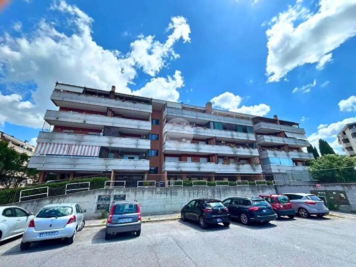Appartamento trilocale in vendita in Via Giorgio De Lullo, Roma