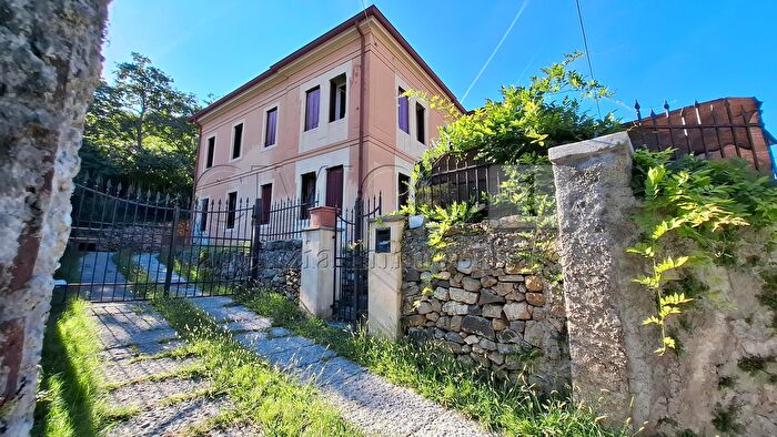 Casa con 12 locali in vendita in Viale Scalabrini, Bassano Del Grappa