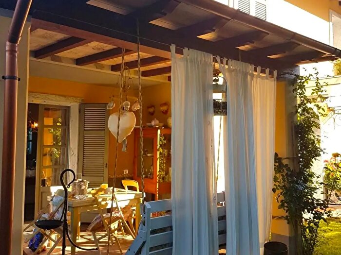 Casa con 5 locali in vendita in Massa