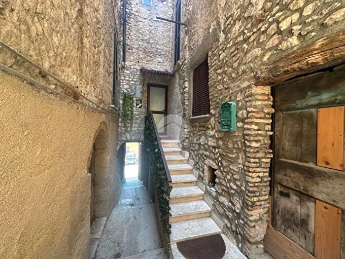 Appartamento trilocale in vendita in Largo Giovanni Battista Raimondi, Nerola