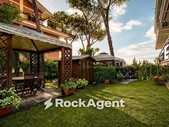 Appartamento trilocale in vendita in Via Gravina di Puglia, Roma