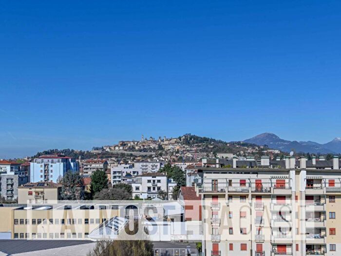 Casa quadrilocale in vendita in Via Carlo Serassi, Borgo Palazzo, Bergamo