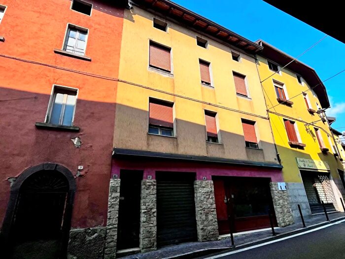Casa con 8 locali in vendita in Via Regina Elena, Angolo Terme