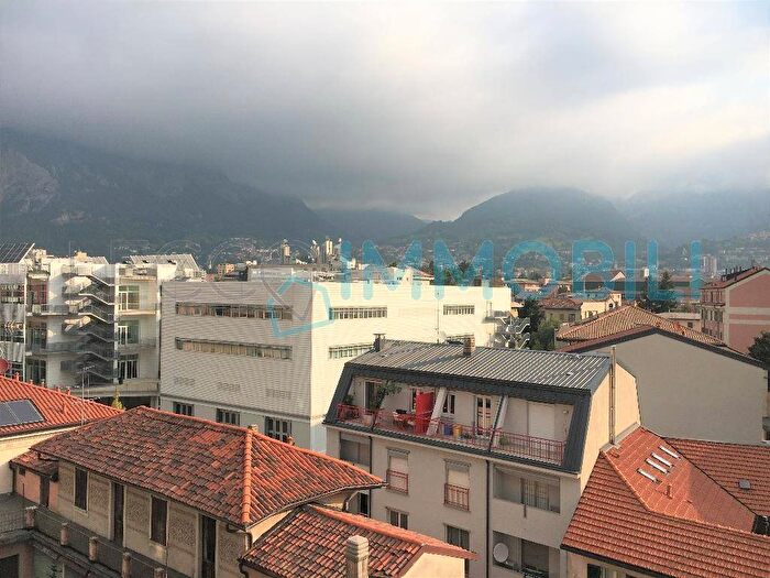 Appartamento trilocale in affitto in Corso Martiri della Liberazione, Pescarenico, Lecco