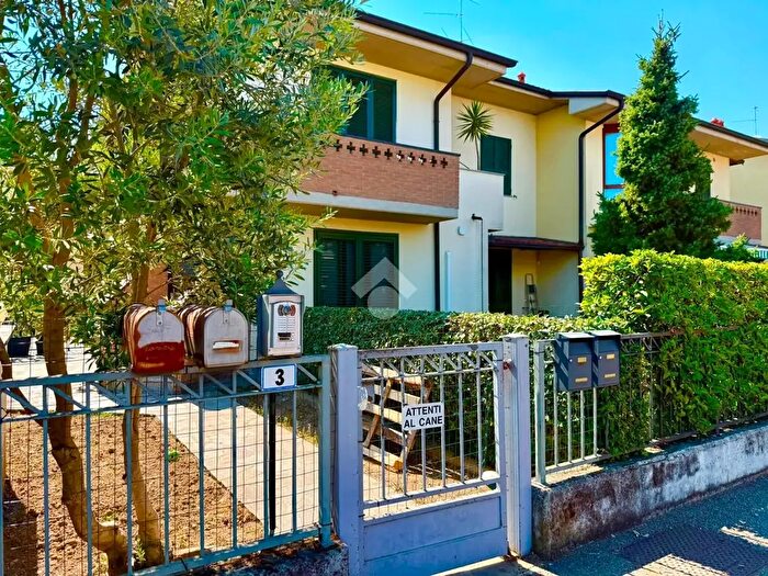 Appartamento trilocale in vendita in Via Petrarca, Casirate D'Adda