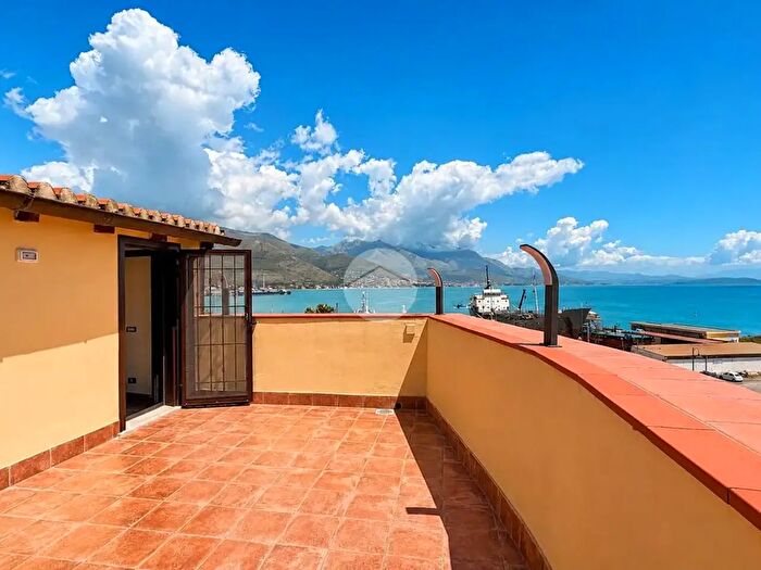 Appartamento trilocale in vendita in Vicolo Borgo Vecchio, Gaeta