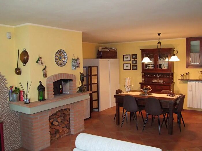 Casa con 8 locali in vendita in Rufina