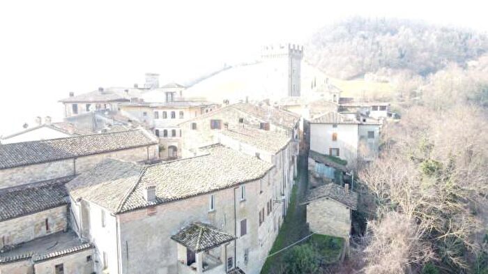 Casa con 6 locali in vendita in Frazione Vigoleno, Vernasca