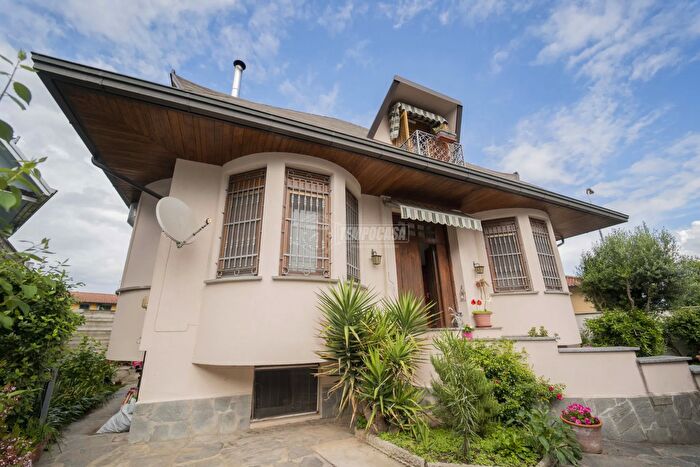 Casa con 6 locali in vendita in Via Giacomo Leopardi, Garlasco