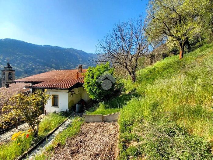 Casa quadrilocale in vendita in Via Don Lazzaro Torriani, Lasnigo