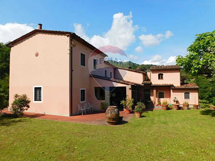 Casa con 10 locali in vendita in Marliana