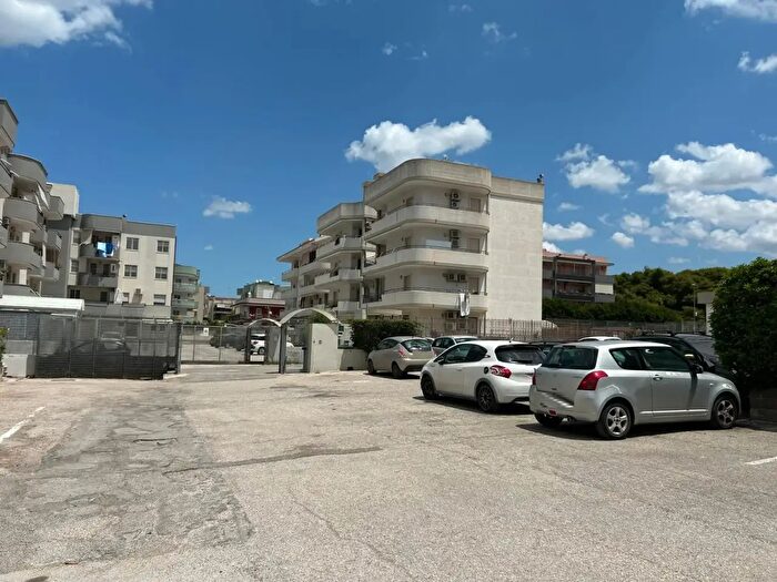 Appartamento quadrilocale in vendita in Via Lago di Levico, Taranto