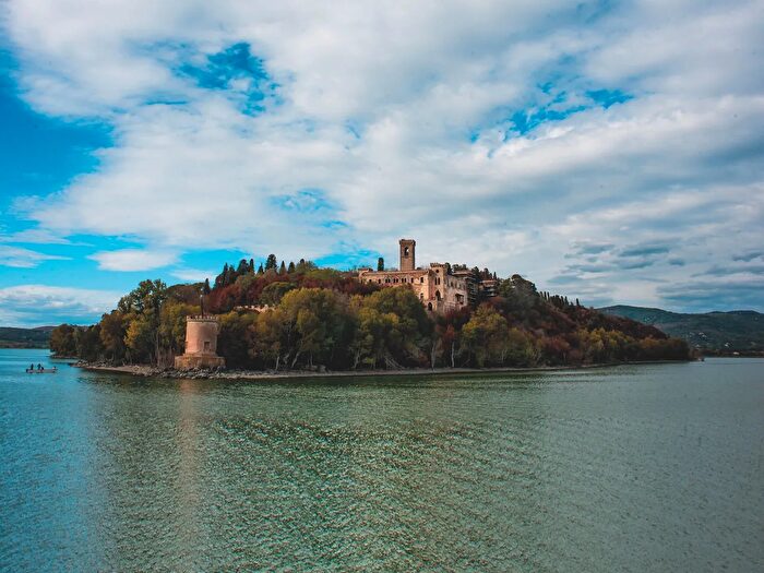 Casa quadrilocale in vendita in Tuoro Sul Trasimeno