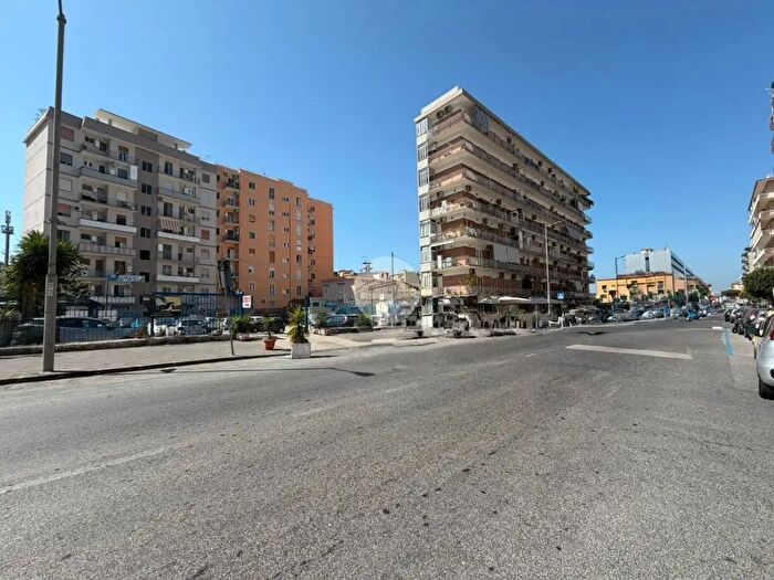 Appartamento trilocale in vendita in Via Pasquale Formisano, Napoli