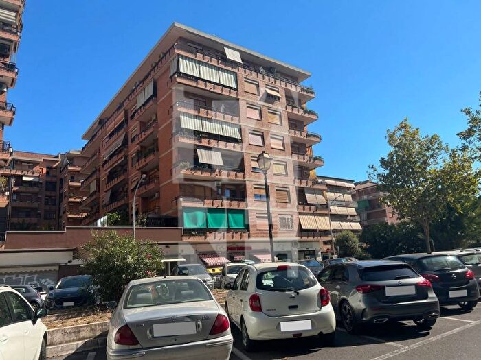 Appartamento trilocale in affitto in Viale Giulio Agricola, Appio Claudio Statuario, Roma