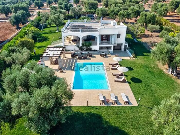 Casa con 11 locali in vendita in Carovigno