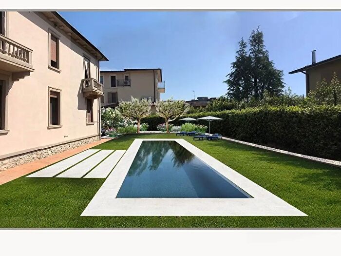 Casa con 8 locali in vendita in Salo