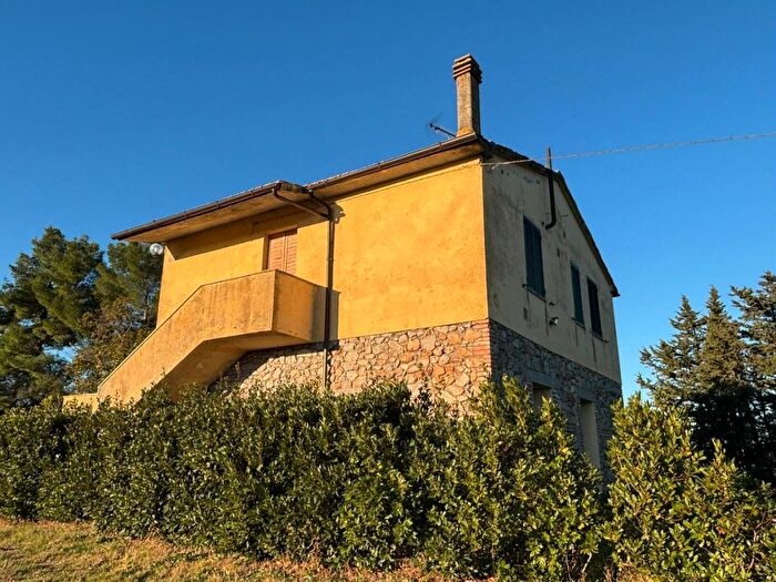 Casa con 8 locali in vendita in Lajatico