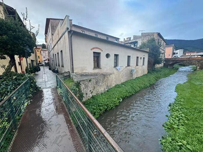 Casa quadrilocale in vendita in Calci