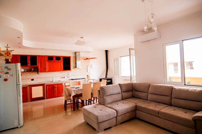 Appartamento con 6 locali in vendita in Via Leonida, Fragagnano