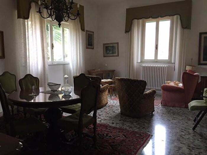 Casa con 12 locali in vendita in Cascina