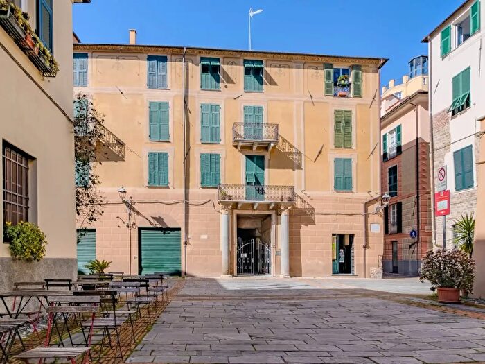 Appartamento trilocale in vendita in Piazza S Domenico, Albenga