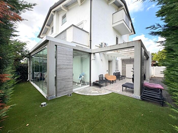 Appartamento trilocale in vendita in Montignoso