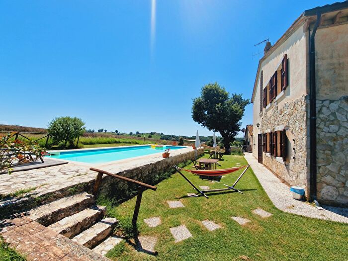 Casa con 15 locali in vendita in Strada del Poggio, Avigliano Umbro